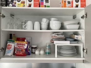 Placard avec vaisselle